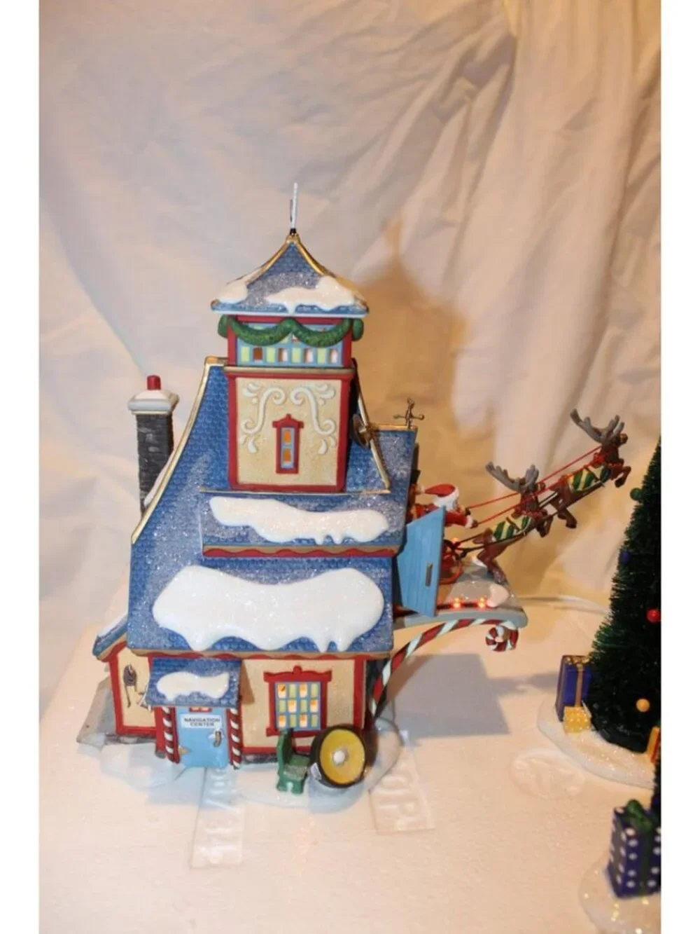 Dept 56 North Pole - Santa's Sleight Launch Gift Set - Picture 7 of 11